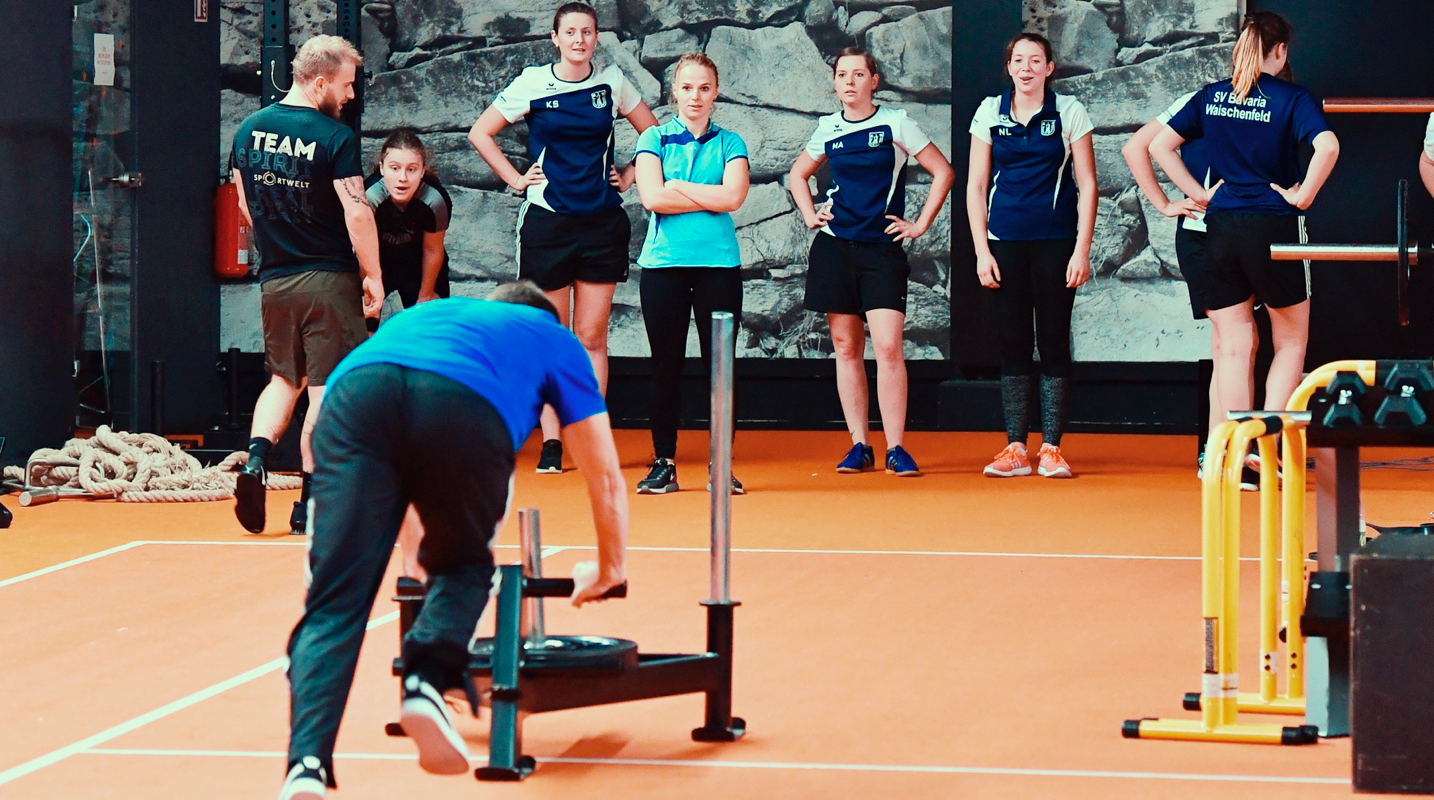 behind:the:scenes:it's:your:stage:start:play:repeat - SV Bavaria Waischenfeld die Frauenfußballmannschaft beim Cross Gym Trainin mit Bastian Lumpp in der Sportwelt Pegnitz